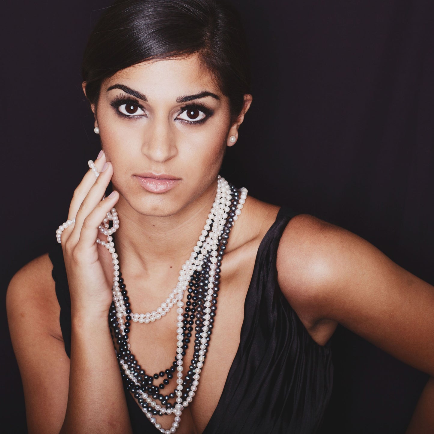 Gatsby Necklace long rope pearl on model
